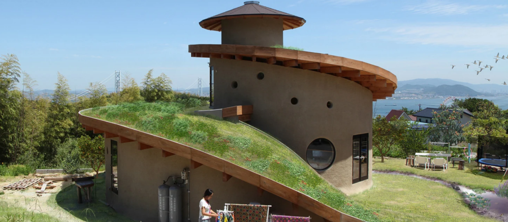 在日本阿瓦吉岛上，阿泽一建了带屋顶花园的螺旋式家庭住宅。