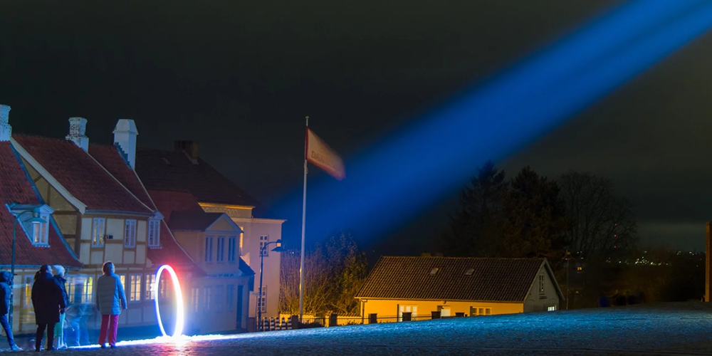 SIIKU的“ LUX NOVA”在丹麦罗斯基勒大教堂外发出一圈光