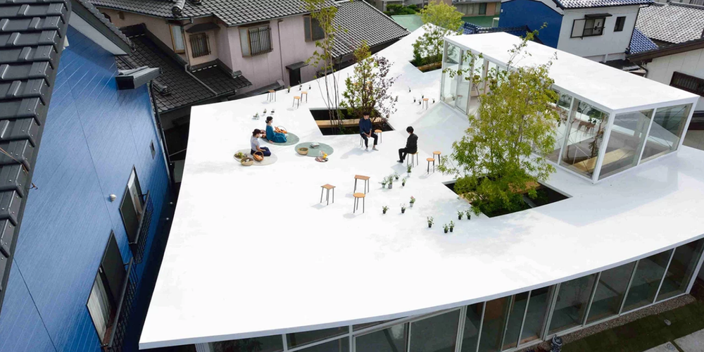 日本某工作室的木制办公室建在有弯曲的屋顶