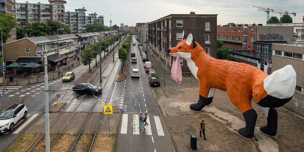 弗洛伦琴·霍夫曼的巨狐在鹿特丹的灰色街道上徘徊