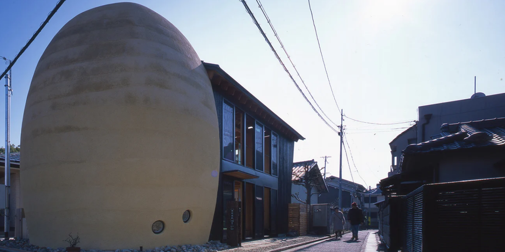 在日本，阿泽一一设计了一座附属于家庭住宅的蛋形“坟墓”。