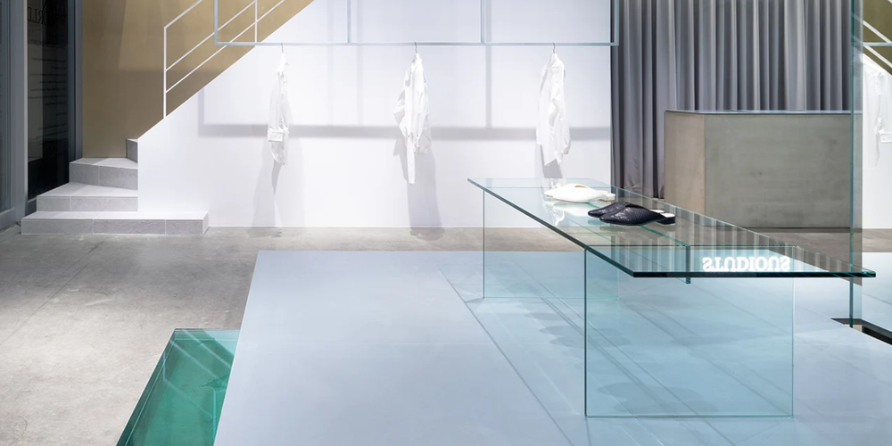 在日本服装店内部增加了夹层玻璃台阶